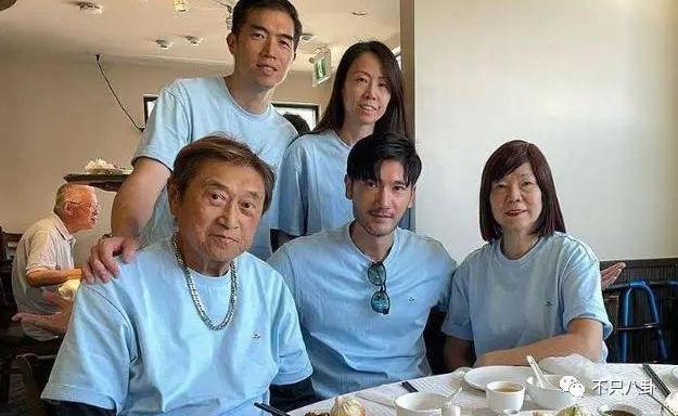 在他去世4年后他父亲也走了！父子俩忌日就差一天