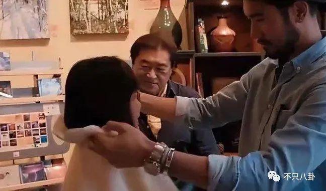 在他去世4年后他父亲也走了！父子俩忌日就差一天