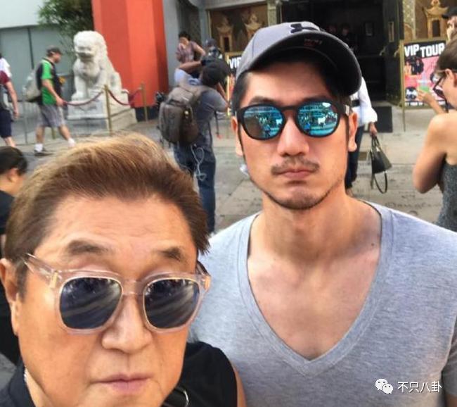 在他去世4年后他父亲也走了！父子俩忌日就差一天