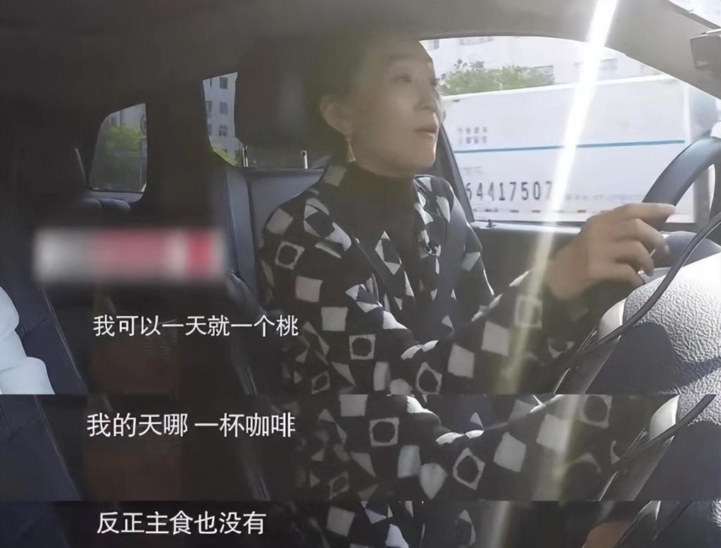 20年不吃米饭，与哥哥相约不结婚不生育，如今过得怎样