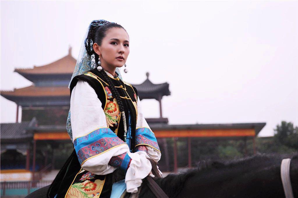 热依扎：隐婚生子，并不快乐
