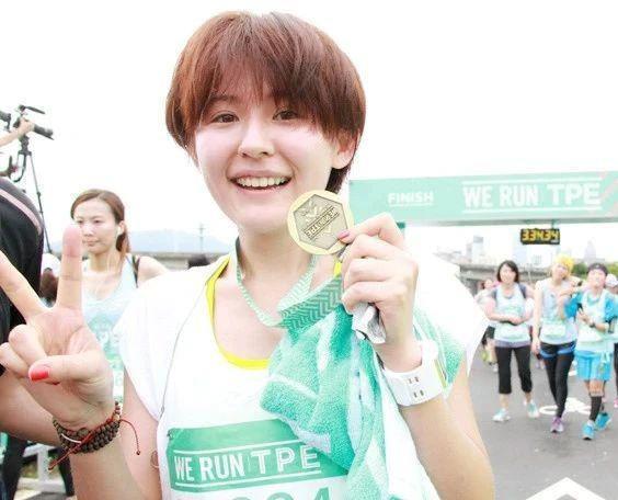 热依扎：隐婚生子，并不快乐