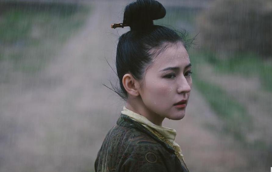 热依扎：隐婚生子，并不快乐