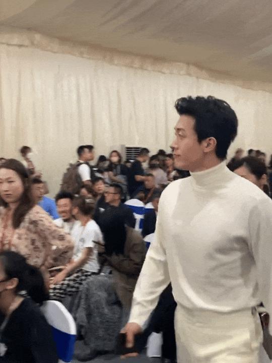 钟楚曦谈这么多八块腹肌的帅哥，都是她应得的