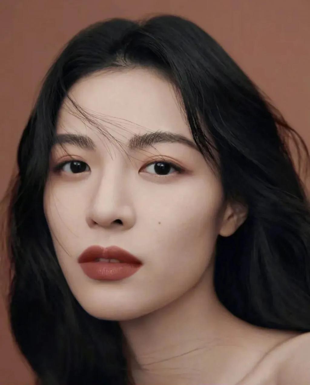 钟楚曦谈这么多八块腹肌的帅哥，都是她应得的