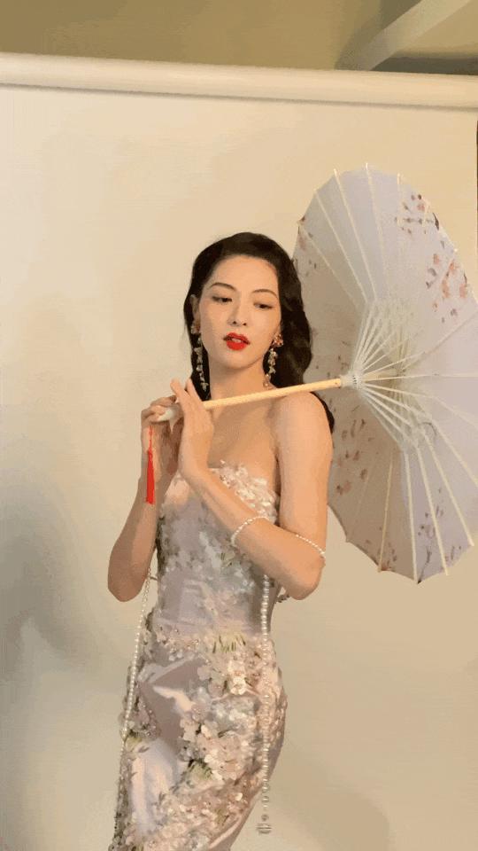 钟楚曦谈这么多八块腹肌的帅哥，都是她应得的