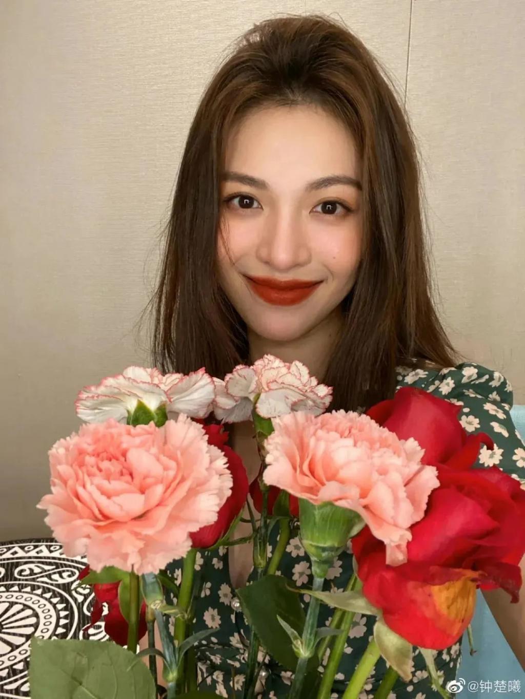 钟楚曦谈这么多八块腹肌的帅哥，都是她应得的
