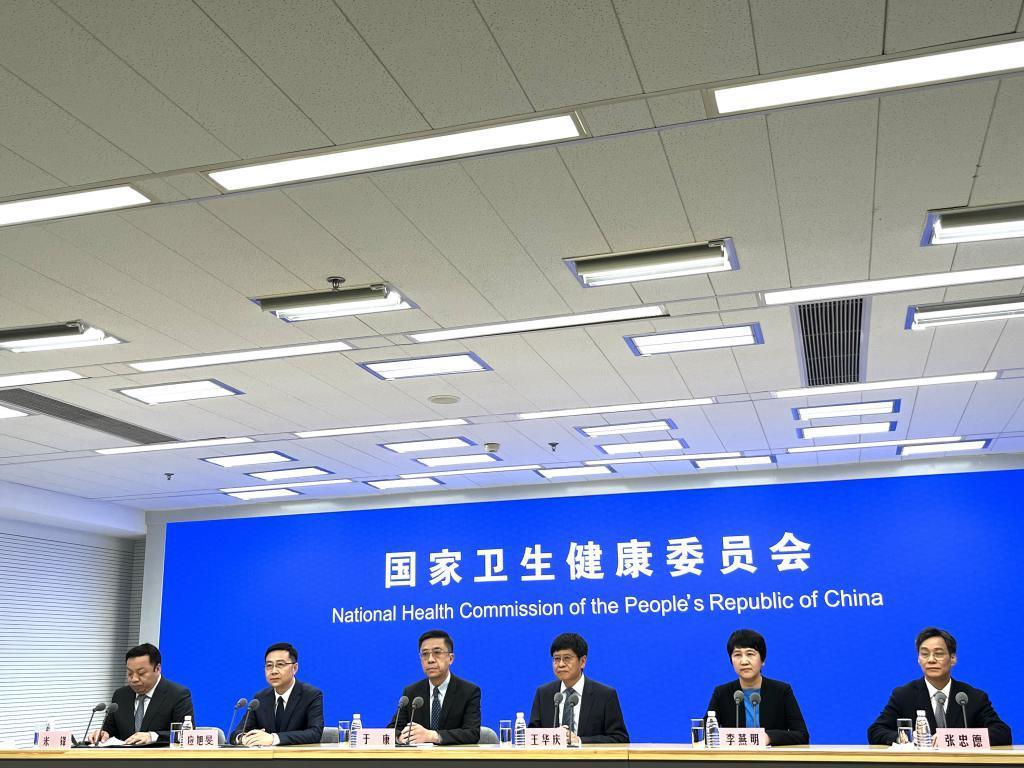 老人在医院就诊时如何降低交叉感染风险？专家答每经问：尽可能减少高峰时间去就诊，减少跟其他人员的接触