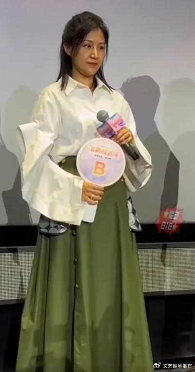 陆毅妻子鲍蕾出席活动 台上动作不断眼神怯懦