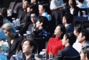 意难平？杨幂被抓拍到偷看魏大勋，两人意外同框画面曝光