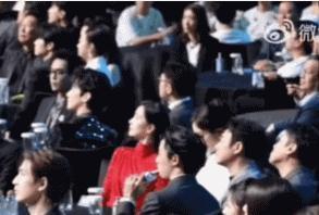 意难平？杨幂被抓拍到偷看魏大勋，两人意外同框画面曝光