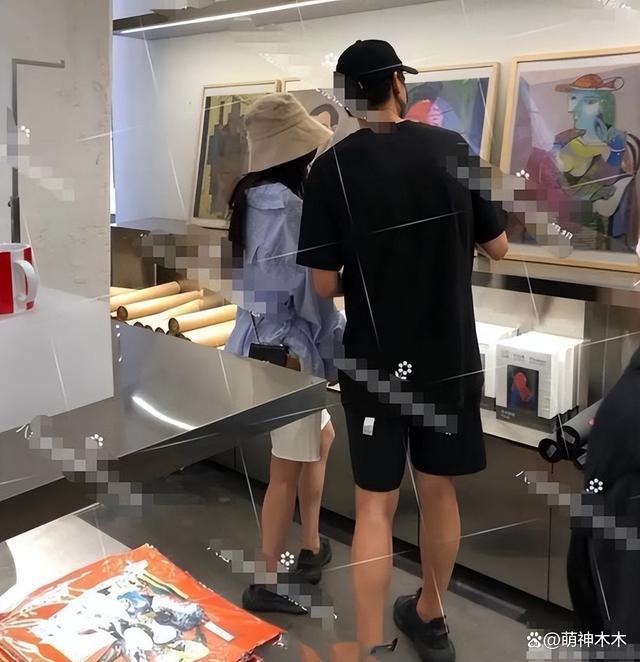 意难平？杨幂被抓拍到偷看魏大勋，两人意外同框画面曝光