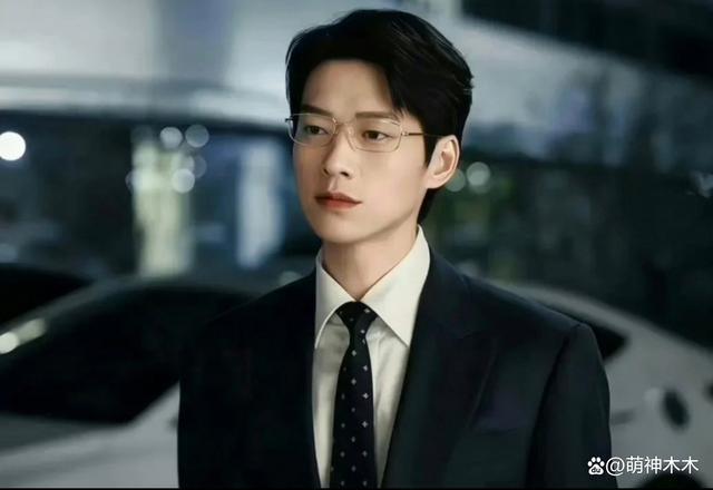 意难平？杨幂被抓拍到偷看魏大勋，两人意外同框画面曝光