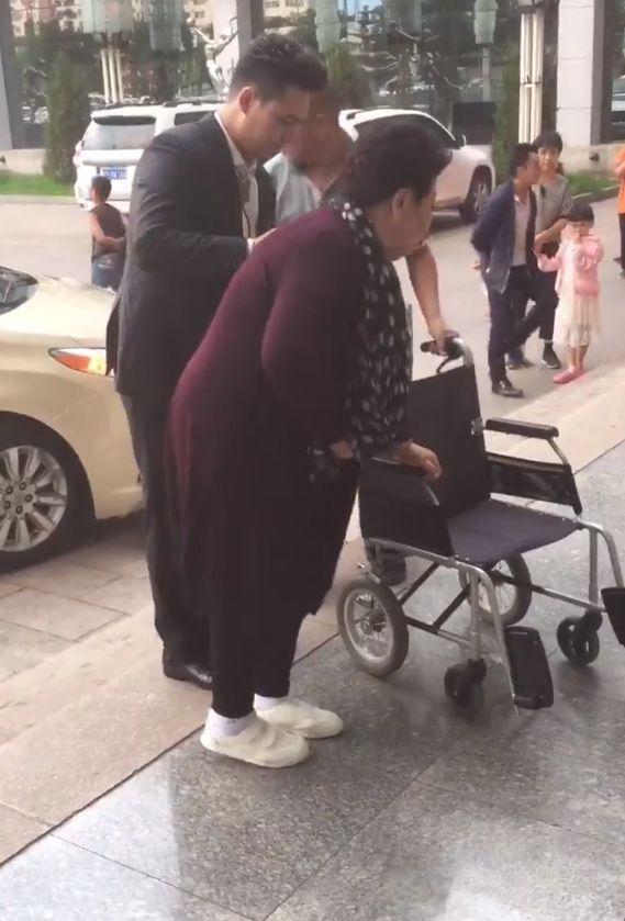 歌唱家德德玛去世，最后露面照曝光，腾格尔悼念