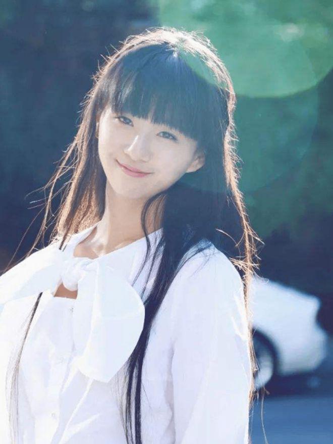 24岁小彩旗晒英国留学生活，穿连体泳衣出海游玩