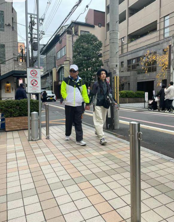 Ella现身日本游玩，与爸爸十指紧扣太亲密引热议