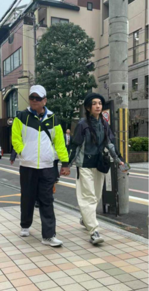 Ella现身日本游玩，与爸爸十指紧扣太亲密引热议