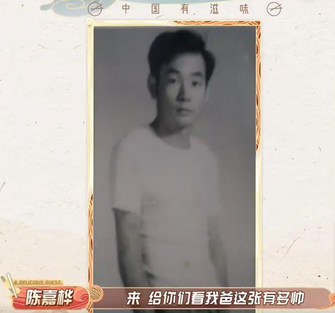 Ella现身日本游玩，与爸爸十指紧扣太亲密引热议