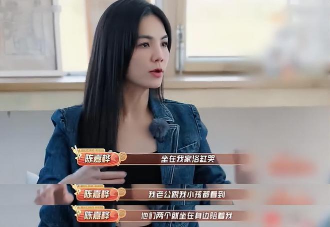 Ella现身日本游玩，与爸爸十指紧扣太亲密引热议