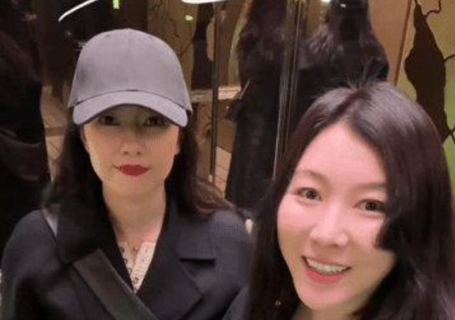 高圆圆和闺蜜28年友谊惹人羡慕 同游上海欢快温馨