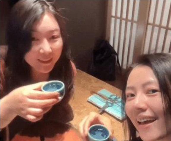 高圆圆和闺蜜28年友谊惹人羡慕 同游上海欢快温馨