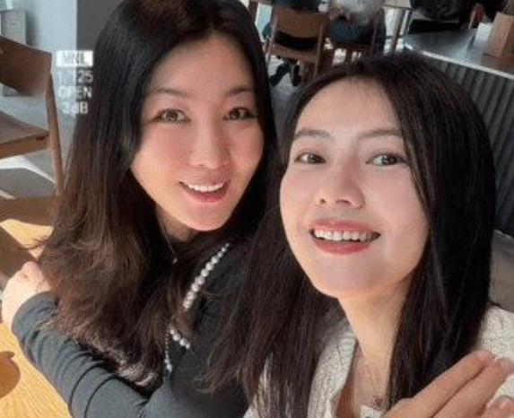 高圆圆和闺蜜28年友谊惹人羡慕 同游上海欢快温馨