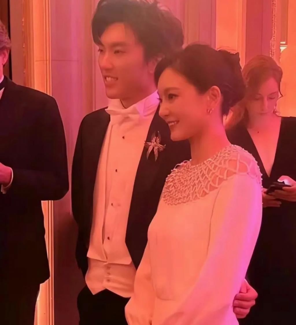 还记得张艺谋的儿子张壹男吗？参加巴黎舞会了？
