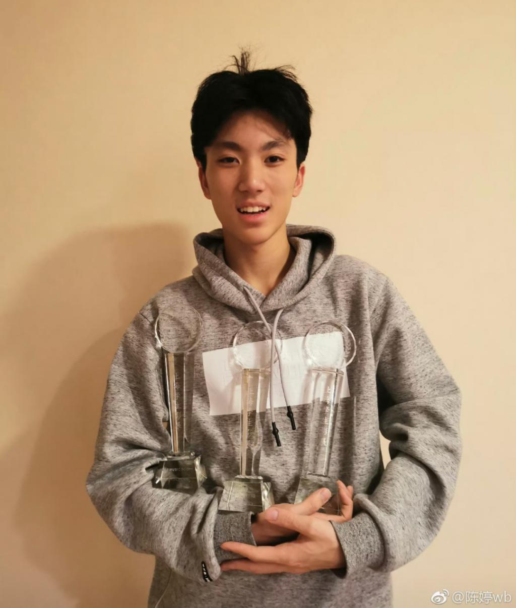 还记得张艺谋的儿子张壹男吗？参加巴黎舞会了？