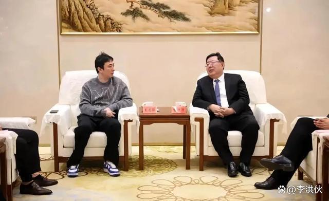 王思聪出席文旅项目签约仪式，富二代终于浪子回头了？