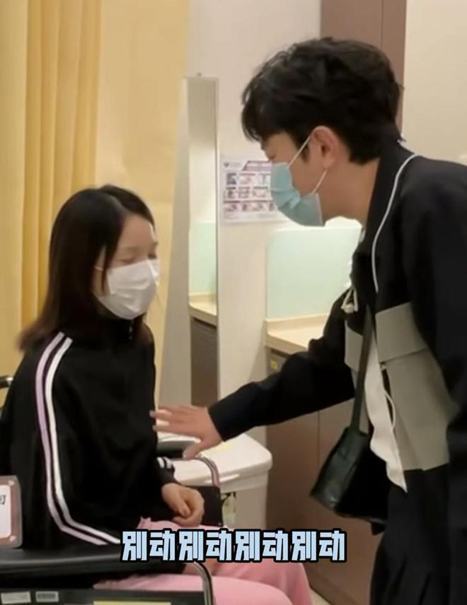 李亚男生日前夕受伤，坐轮椅戴颈箍画面曝光