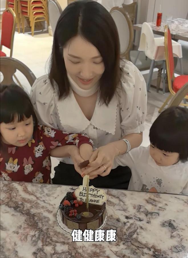 李亚男生日前夕受伤，坐轮椅戴颈箍画面曝光