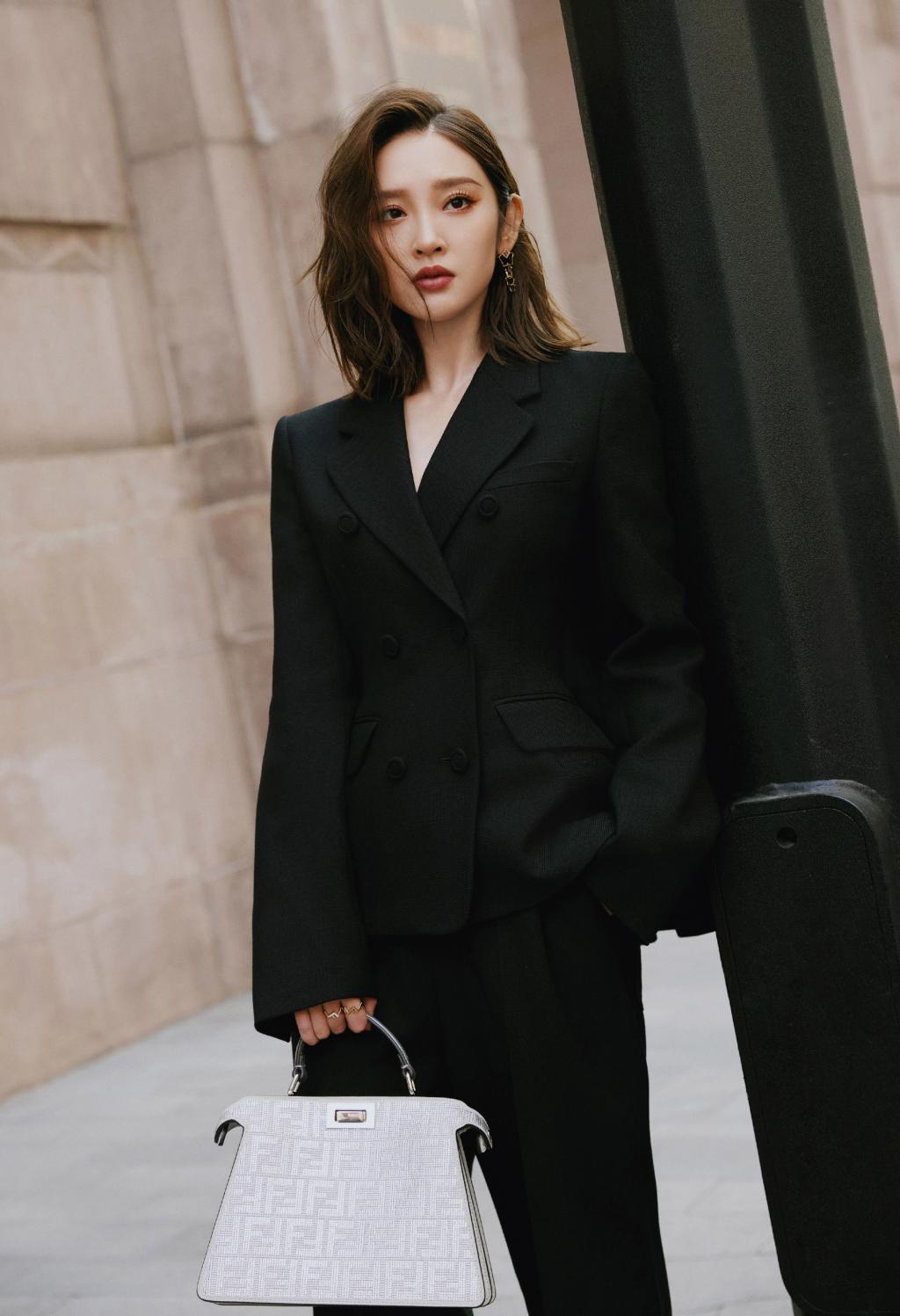 唐艺昕穿黑西装气场全开 卷发红唇又A又美