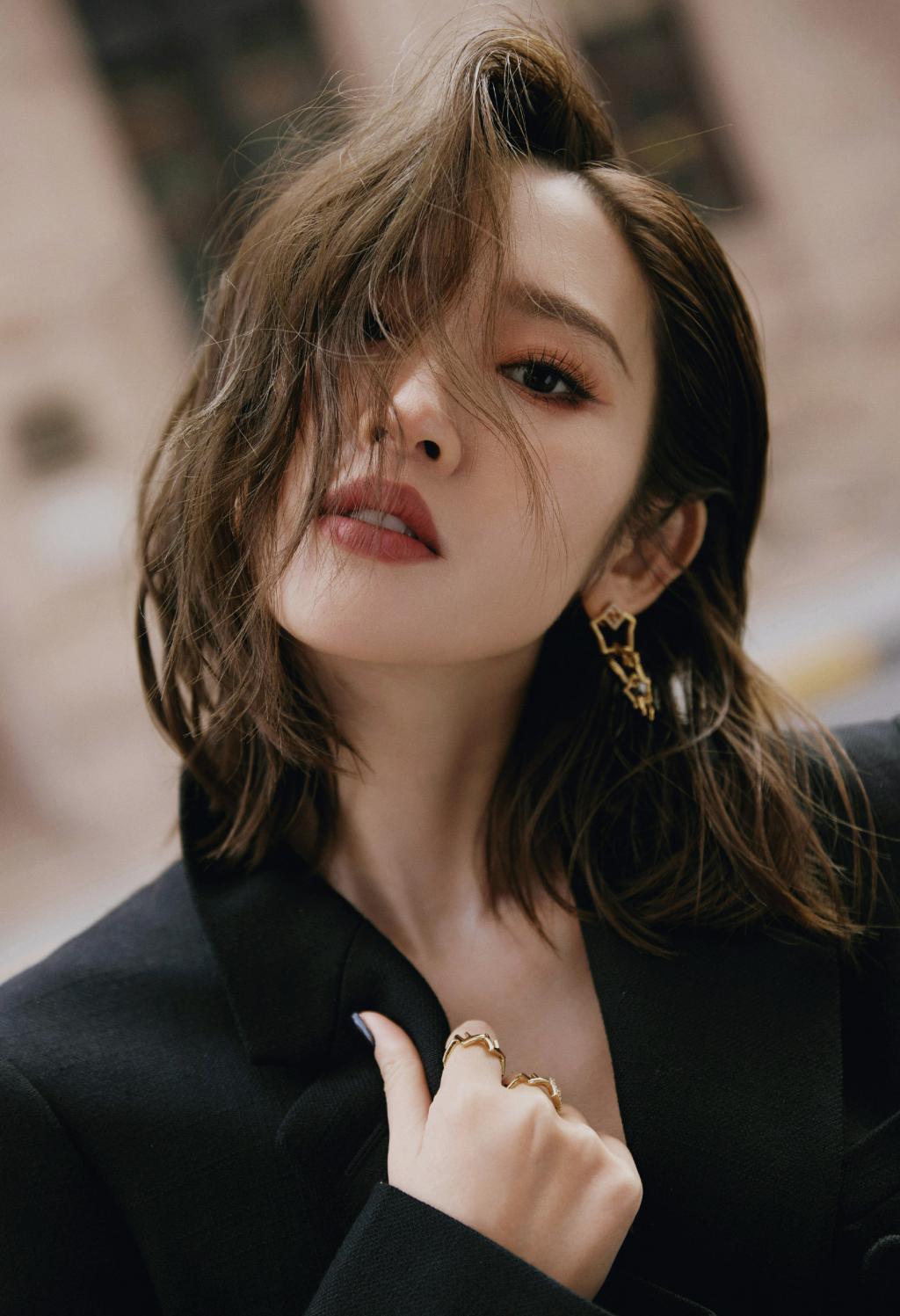 唐艺昕穿黑西装气场全开 卷发红唇又A又美