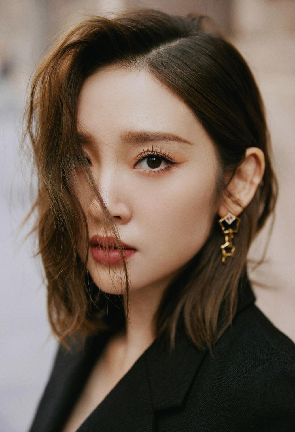 唐艺昕穿黑西装气场全开 卷发红唇又A又美