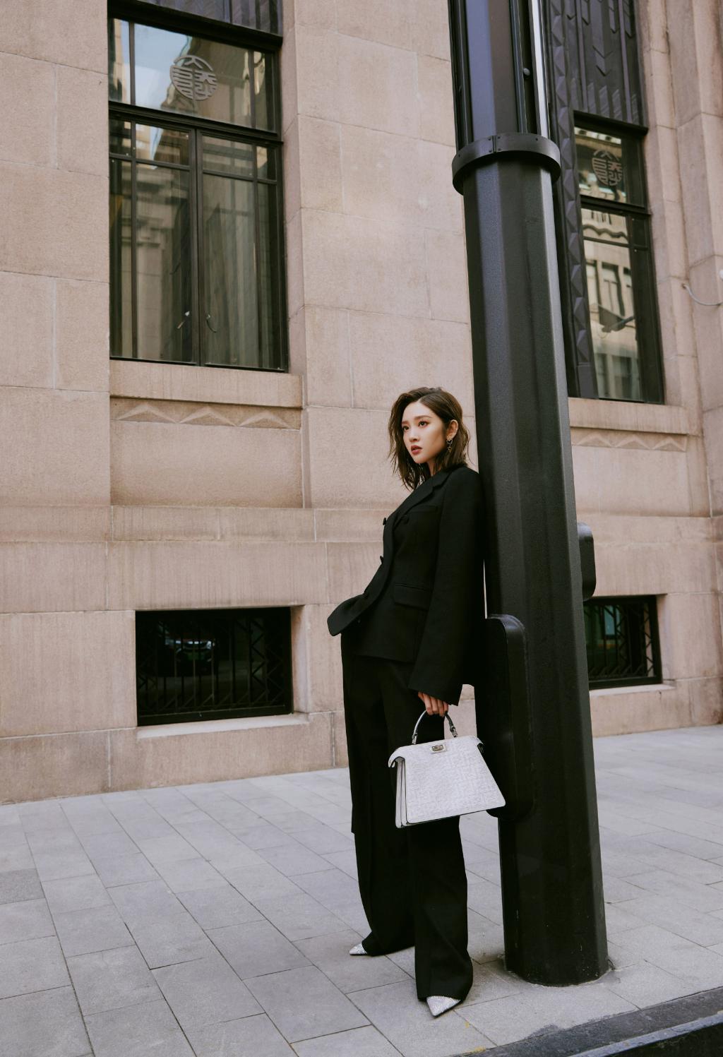 唐艺昕穿黑西装气场全开 卷发红唇又A又美