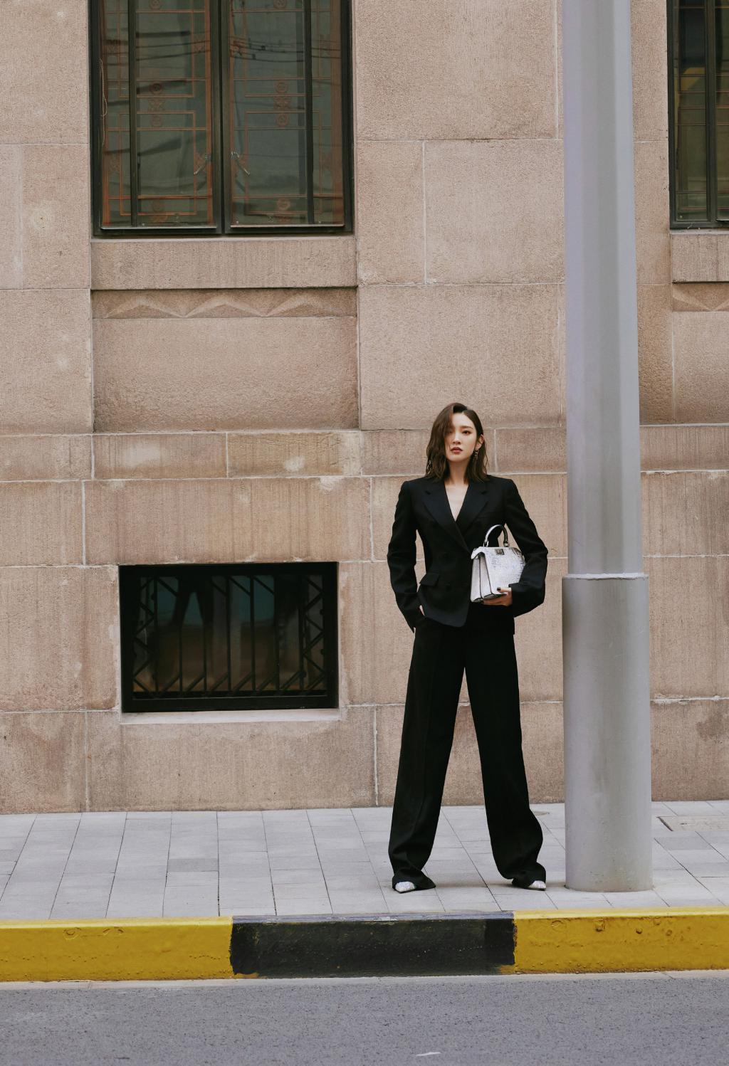 唐艺昕穿黑西装气场全开 卷发红唇又A又美