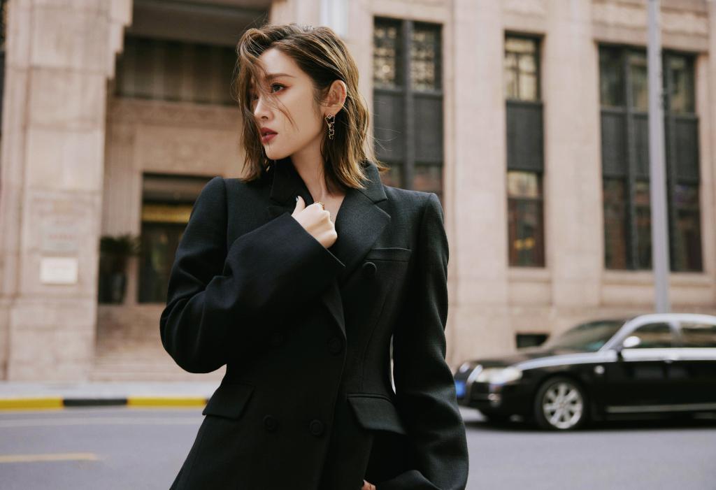 唐艺昕穿黑西装气场全开 卷发红唇又A又美