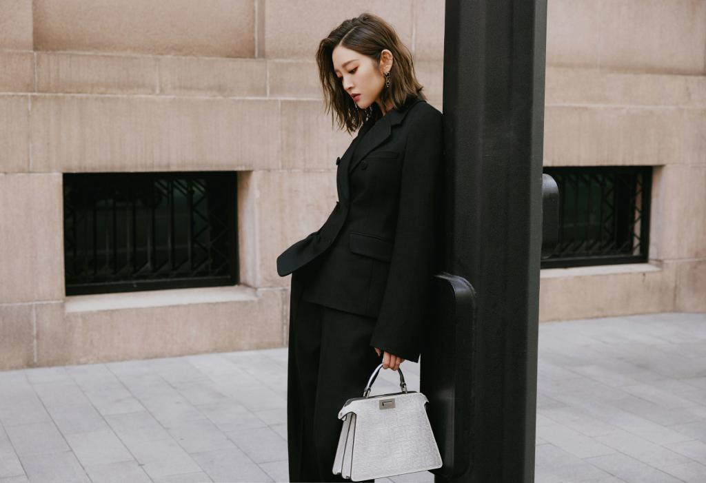 唐艺昕穿黑西装气场全开 卷发红唇又A又美