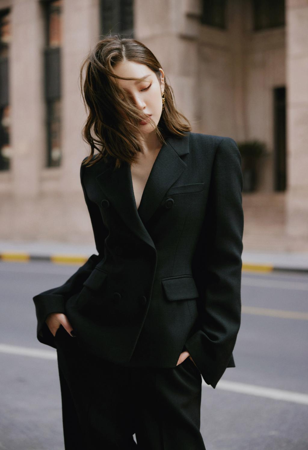 唐艺昕穿黑西装气场全开 卷发红唇又A又美