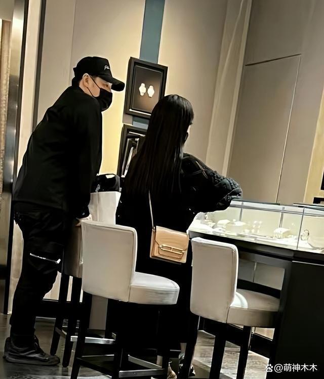 潘玮柏宣云补办婚礼提前清场影响素人，网友怒斥滥用特权