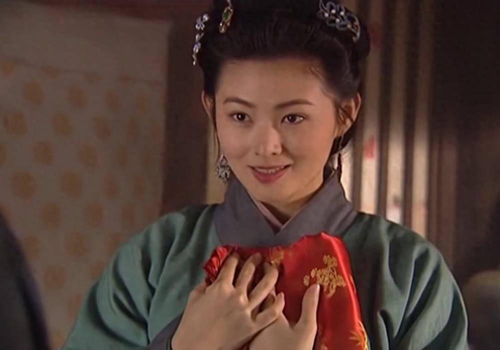 “亚洲第一美胸”：因潘金莲成名，28岁住豪宅，如今沦落到卖拉面