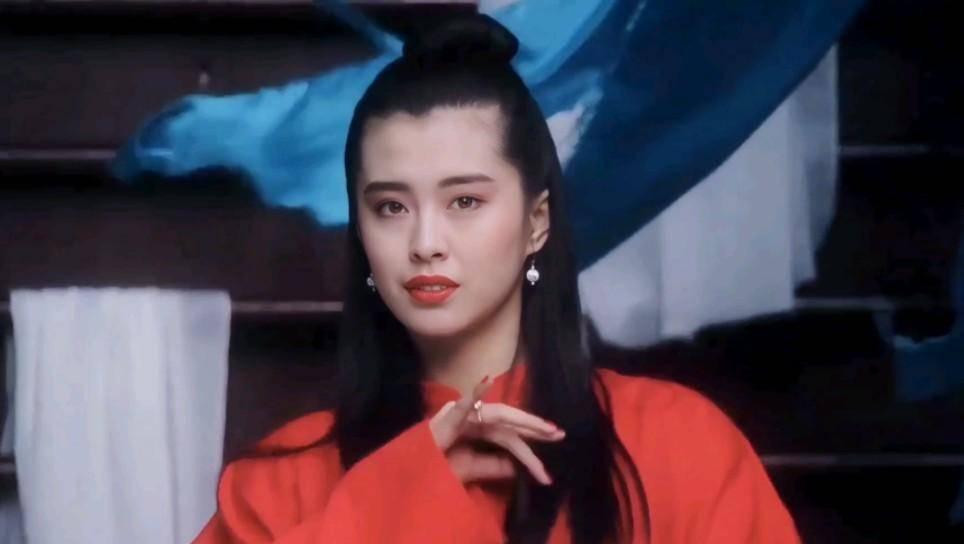 “亚洲第一美胸”：因潘金莲成名，28岁住豪宅，如今沦落到卖拉面