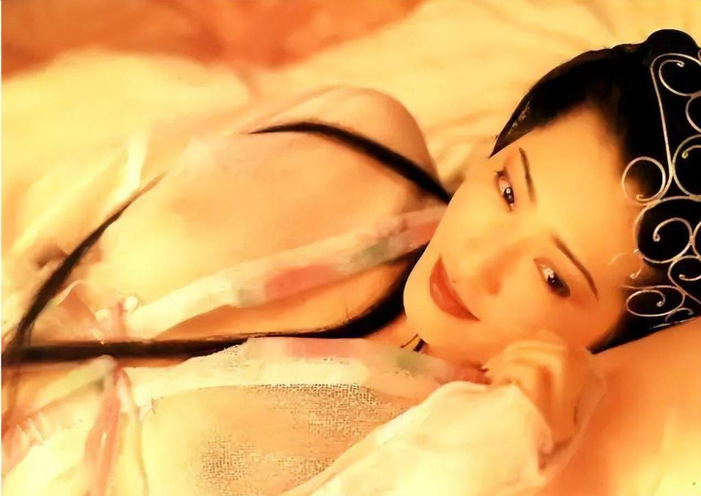 “亚洲第一美胸”：因潘金莲成名，28岁住豪宅，如今沦落到卖拉面