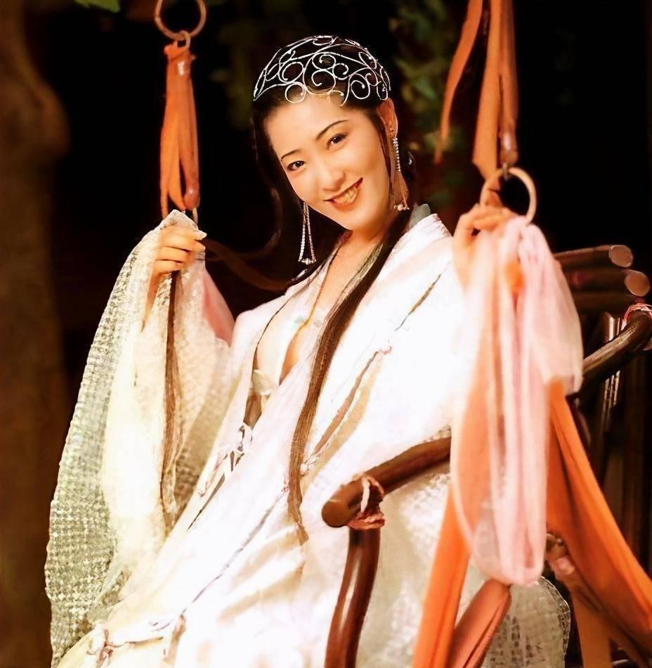 “亚洲第一美胸”：因潘金莲成名，28岁住豪宅，如今沦落到卖拉面