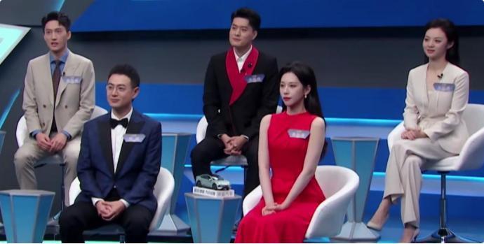 央视新女主持火了！字正腔圆似董卿惊艳网友，肤白似雪美过马凡舒