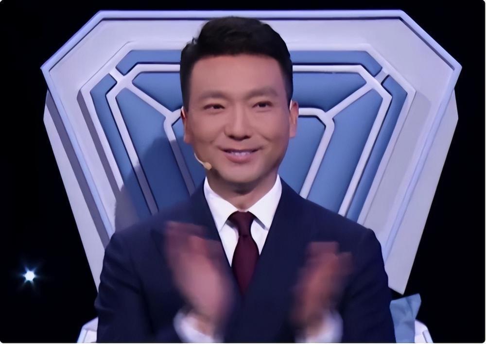 央视新女主持火了！字正腔圆似董卿惊艳网友，肤白似雪美过马凡舒