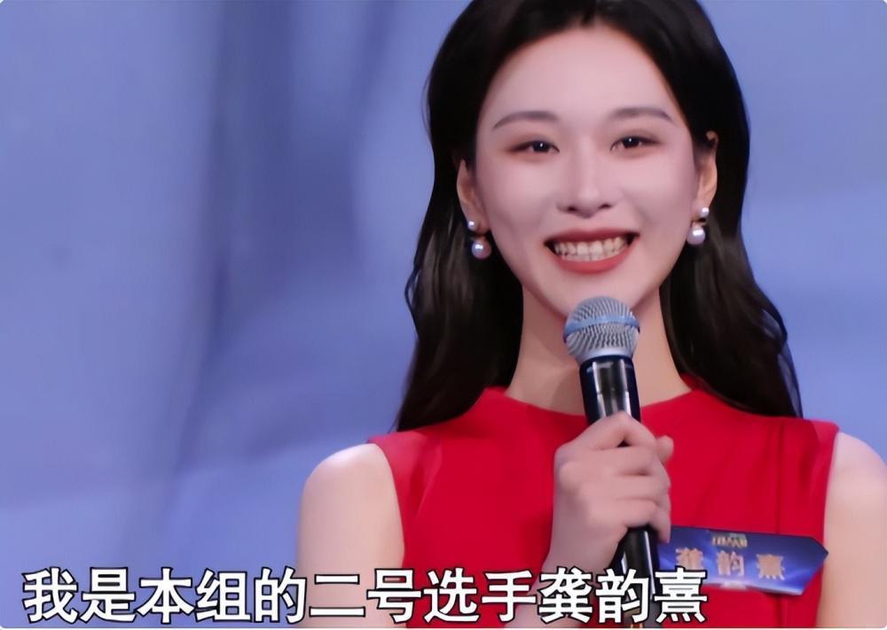 央视新女主持火了！字正腔圆似董卿惊艳网友，肤白似雪美过马凡舒