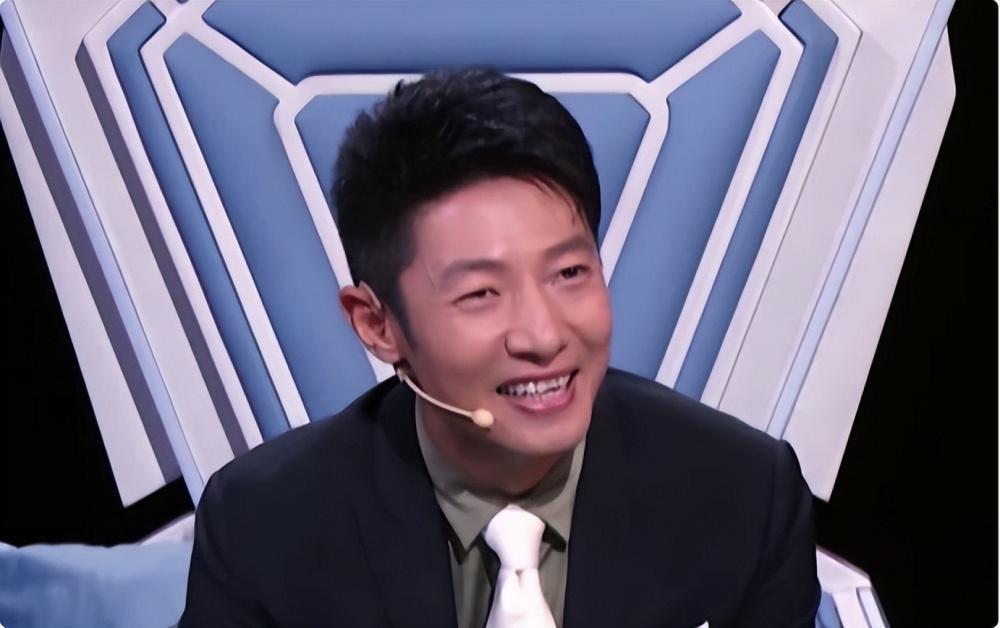 央视新女主持火了！字正腔圆似董卿惊艳网友，肤白似雪美过马凡舒