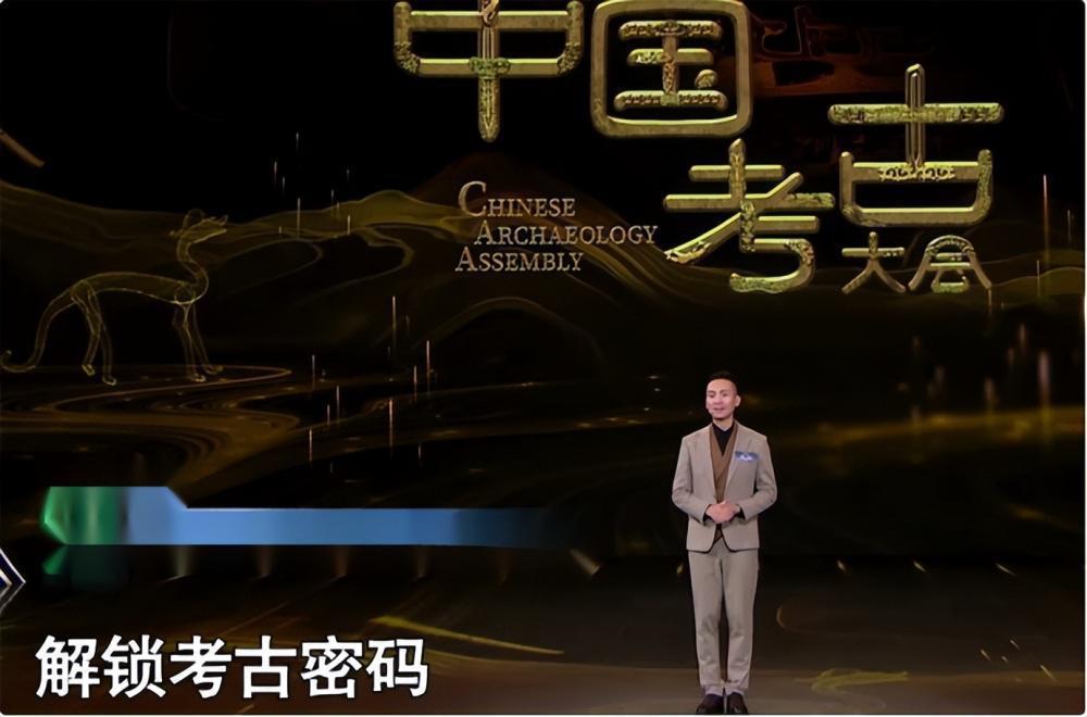 央视新女主持火了！字正腔圆似董卿惊艳网友，肤白似雪美过马凡舒