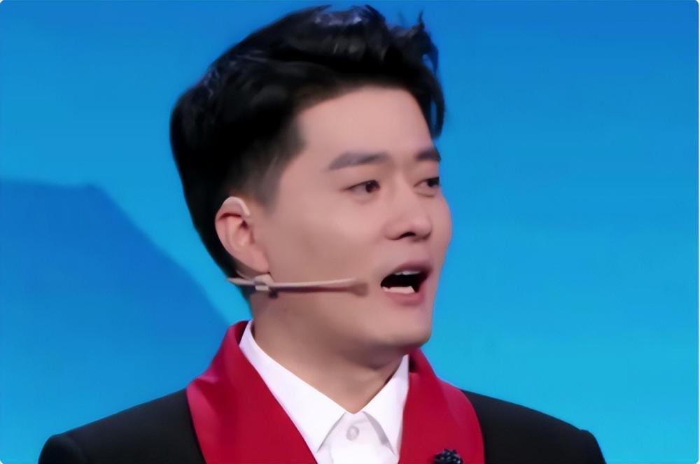 央视新女主持火了！字正腔圆似董卿惊艳网友，肤白似雪美过马凡舒